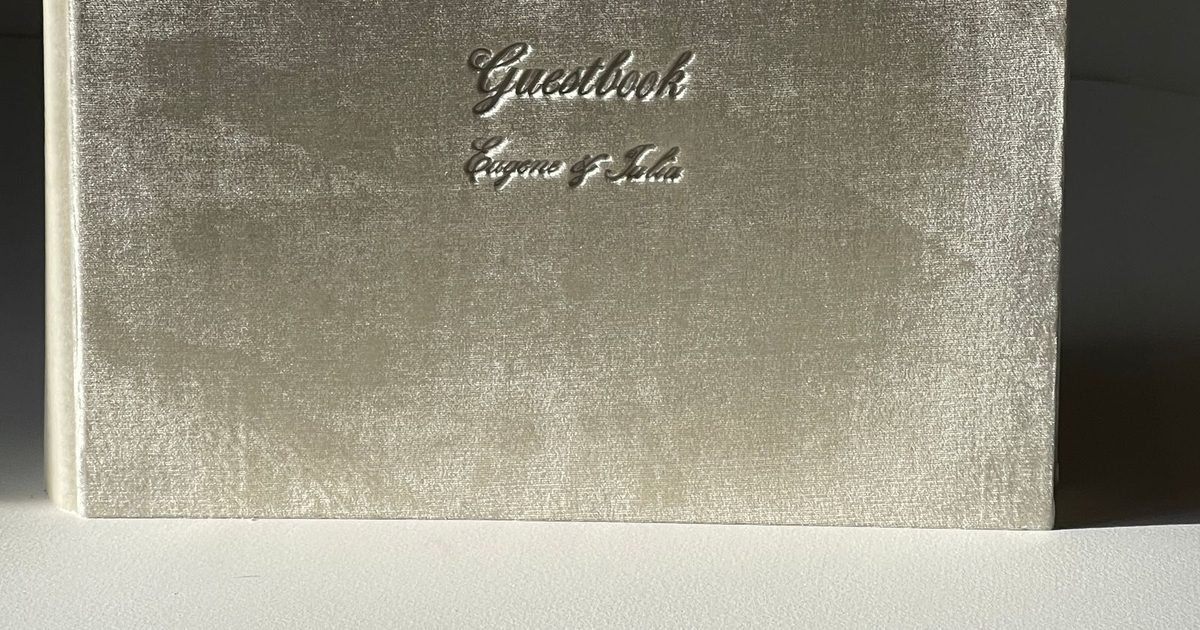 Fluwelen gastenboek met de opdruk Guestbook en de namen van het bruidspaar